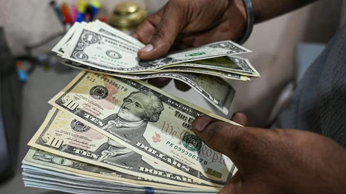 Dólar disparou oito por cento e fechou a cinco reais e quarenta após reeleição de Lula