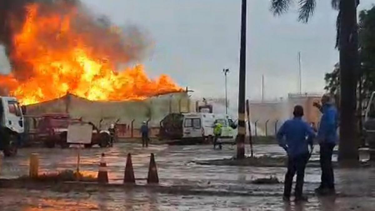 Incêndio em tanque de etanol da Viralcool mobiliza bombeiros após queda de raio em Pitangueiras
